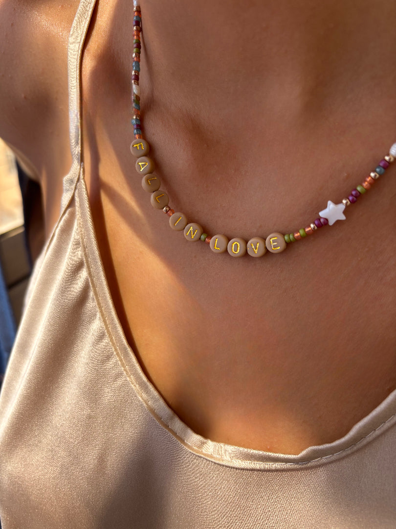 Collane con perline rocailles e letterine colorate - Fall Edition