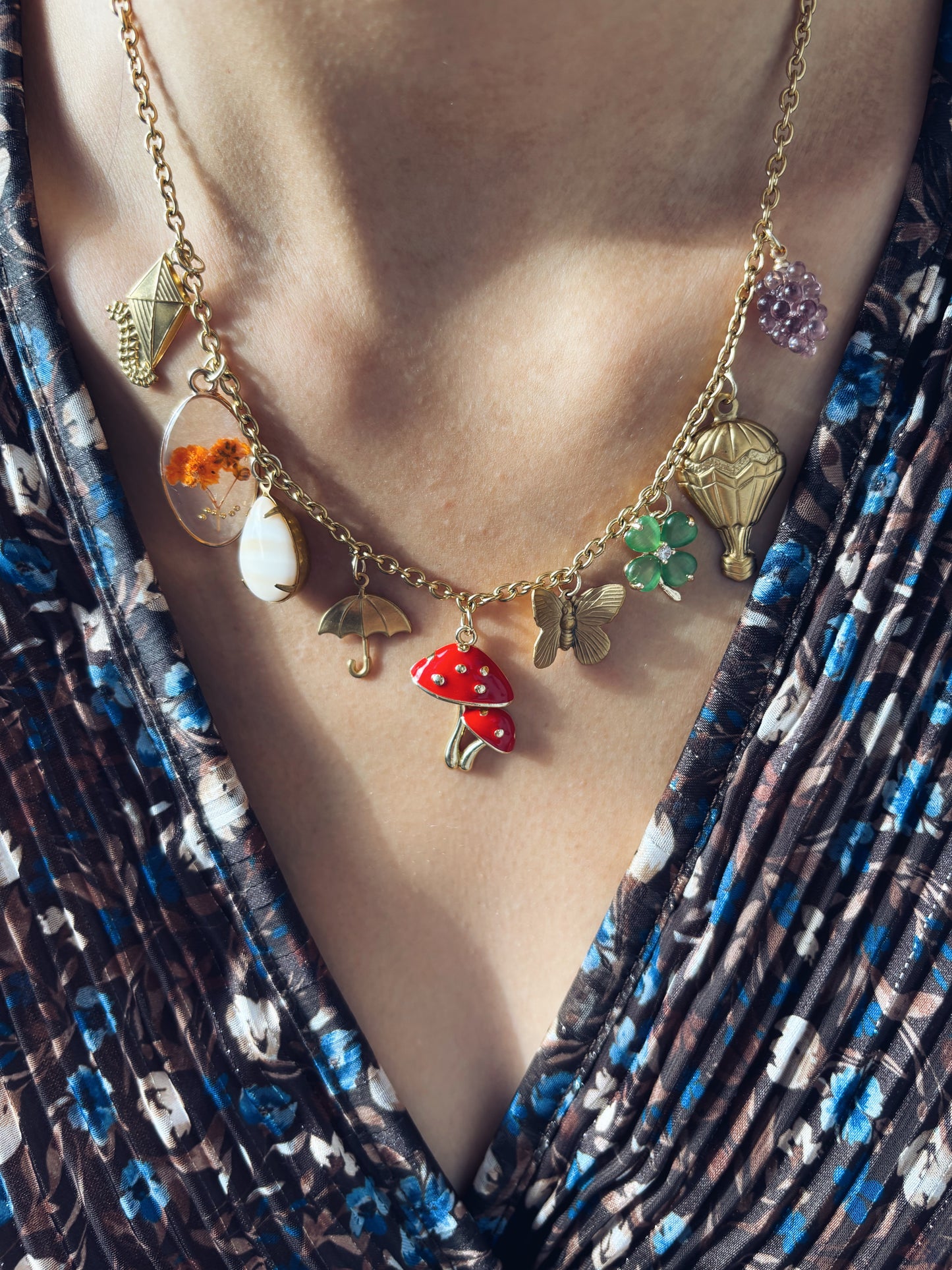Collana multicharm in acciaio e ottone