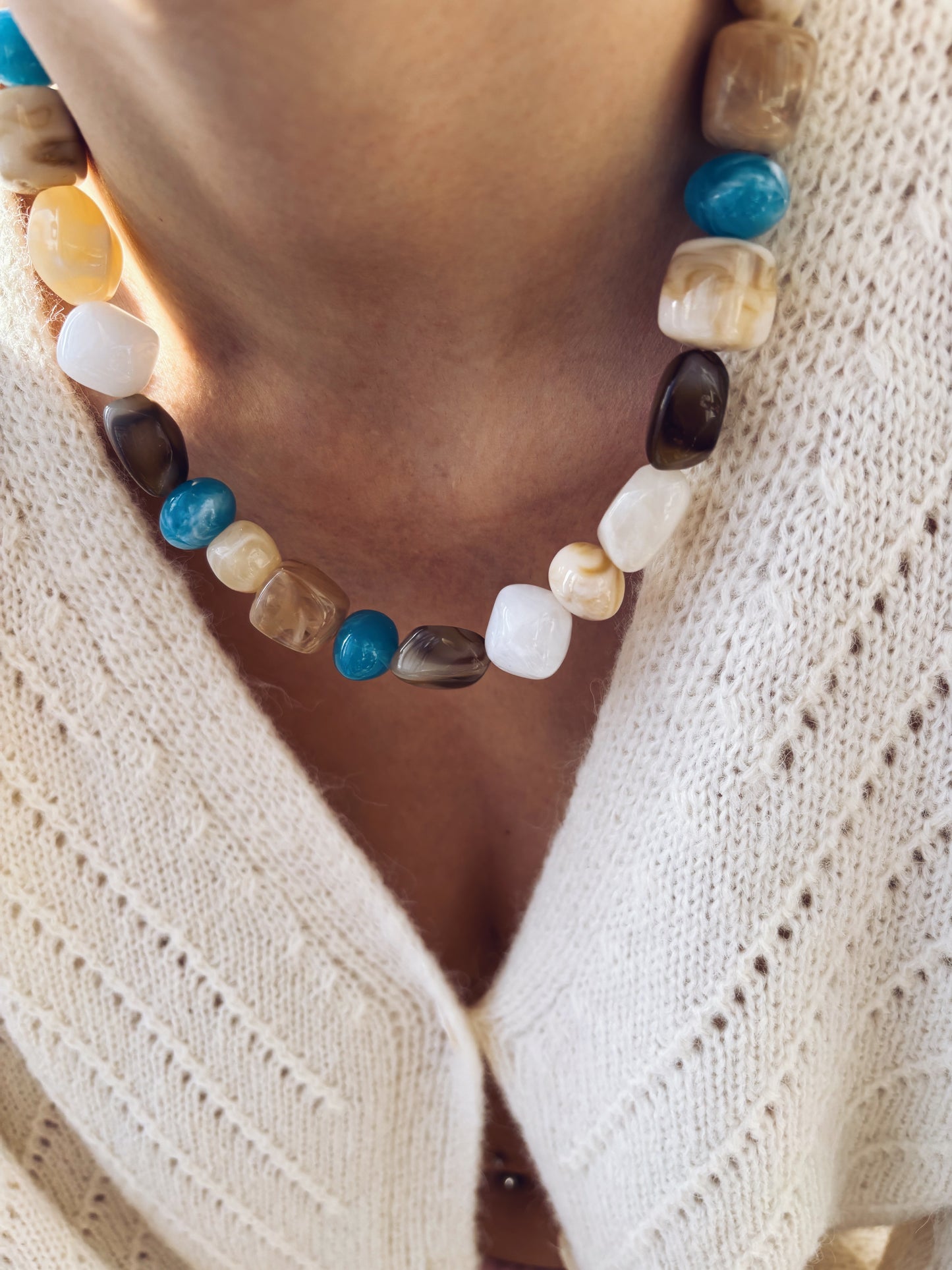 Collana in resina colorata