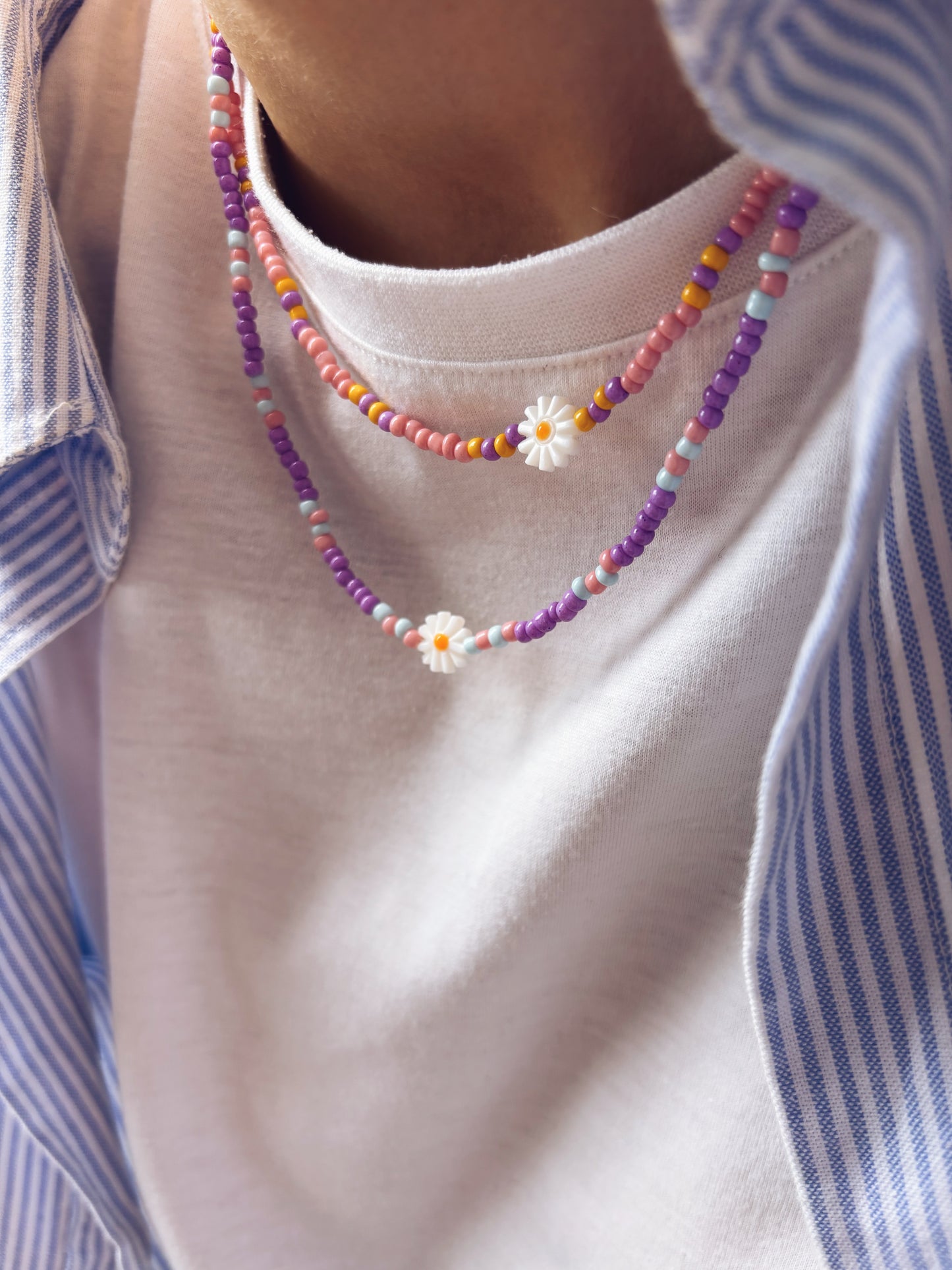 Collana con perline in vetro e margherita in madreperla