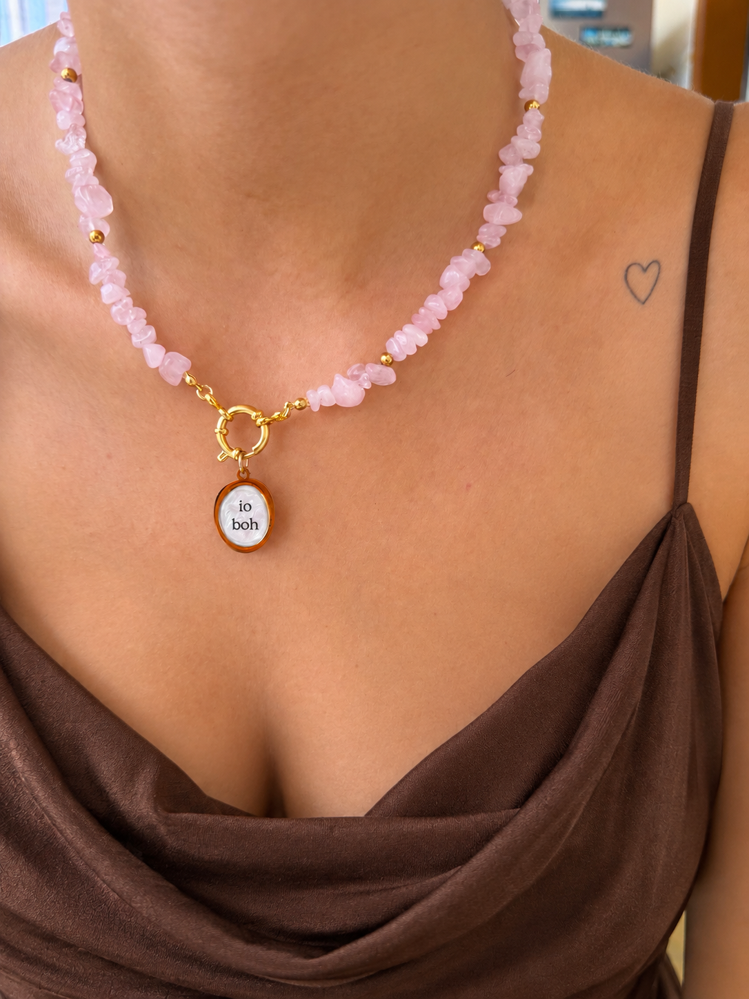 Collana con chips in quarzo rosa