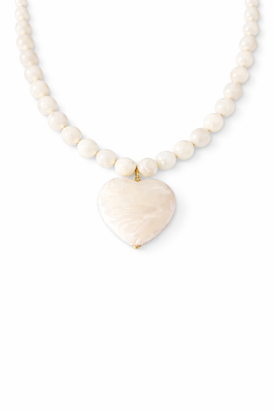 Collana con perline e cuore in resina