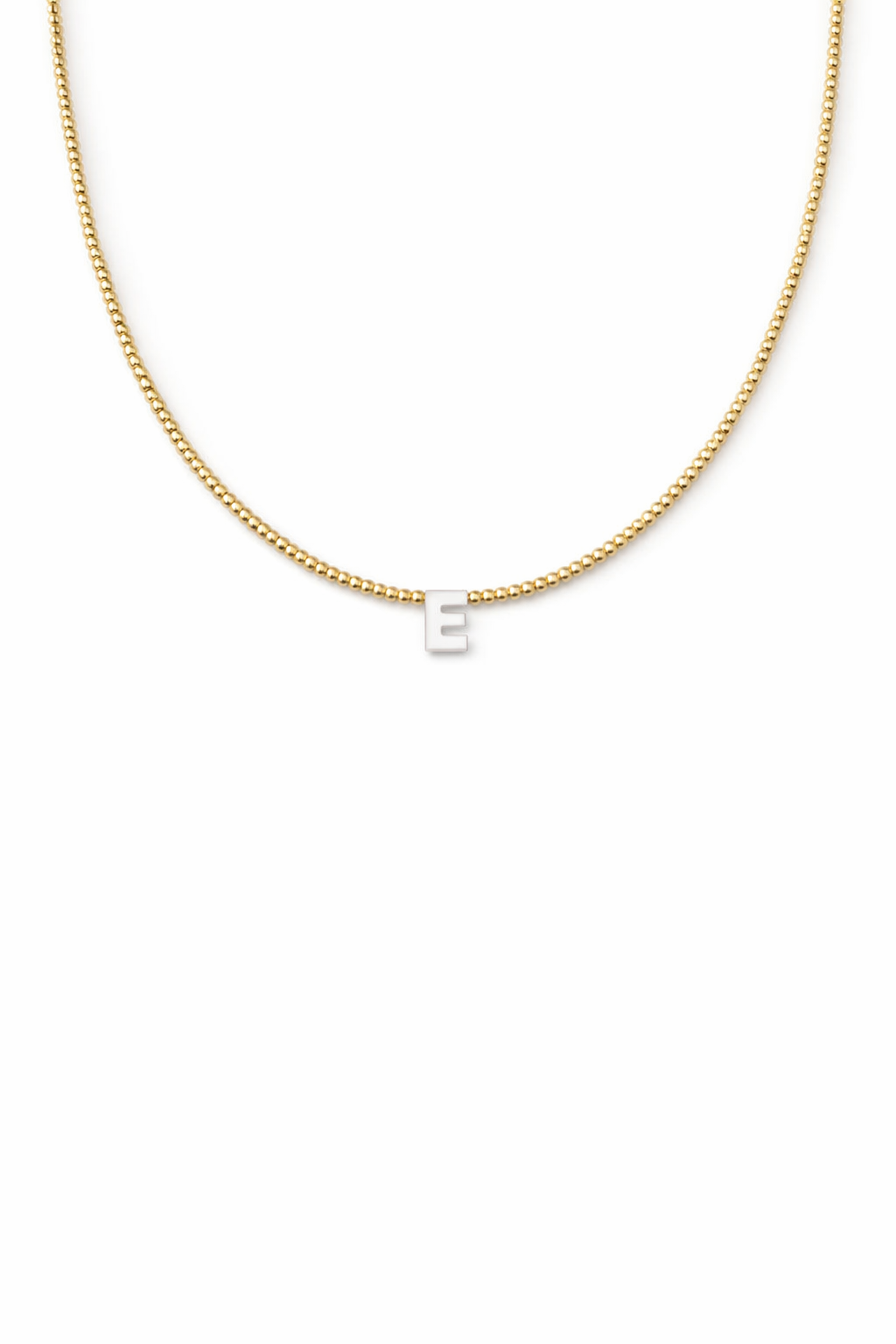 Collana con perline in vetro oro e lettera in madreperla
