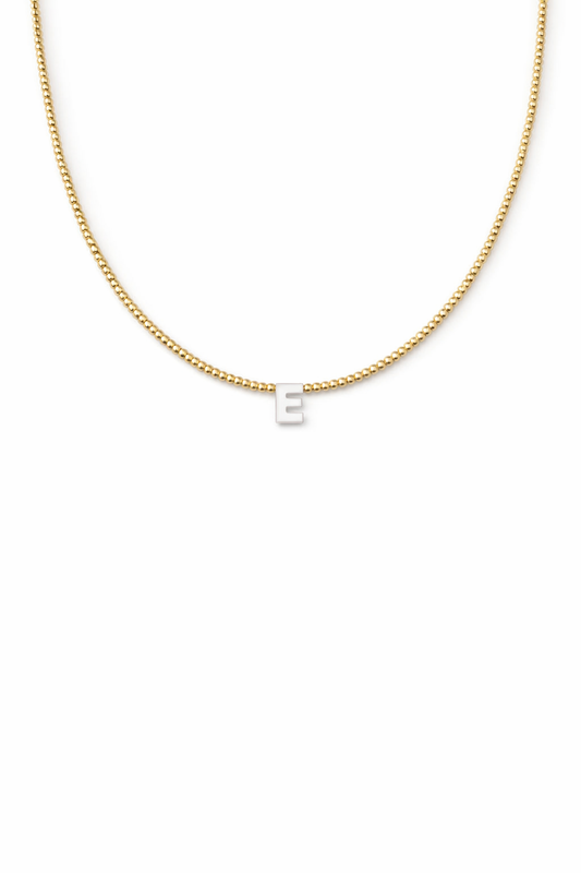 Collana con perline in vetro oro e lettera in madreperla