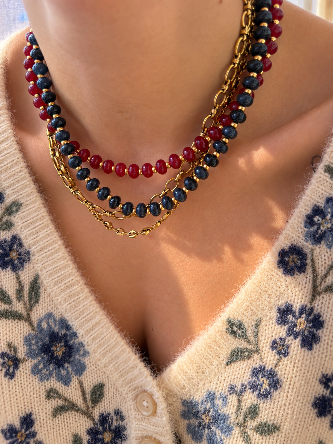 Collana con rondelle in lapis e perline in acciaio dorato