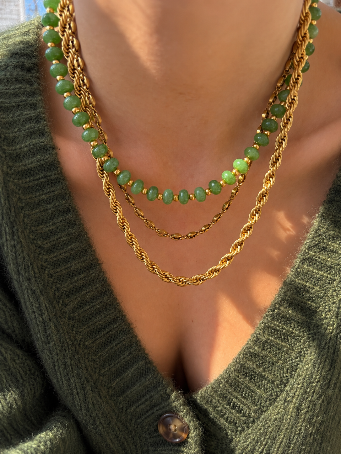 Collana con rondelle in malachite e perline in acciaio dorato