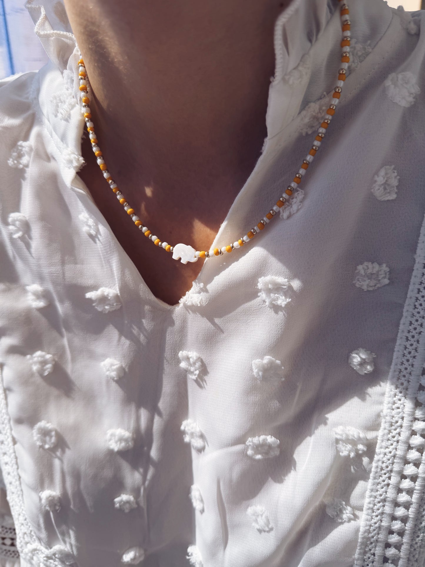 Collana con perline in vetro ed elefantino in madreperla