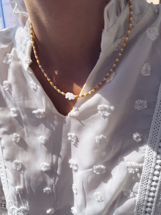 Collana con perline in vetro ed elefantino in madreperla