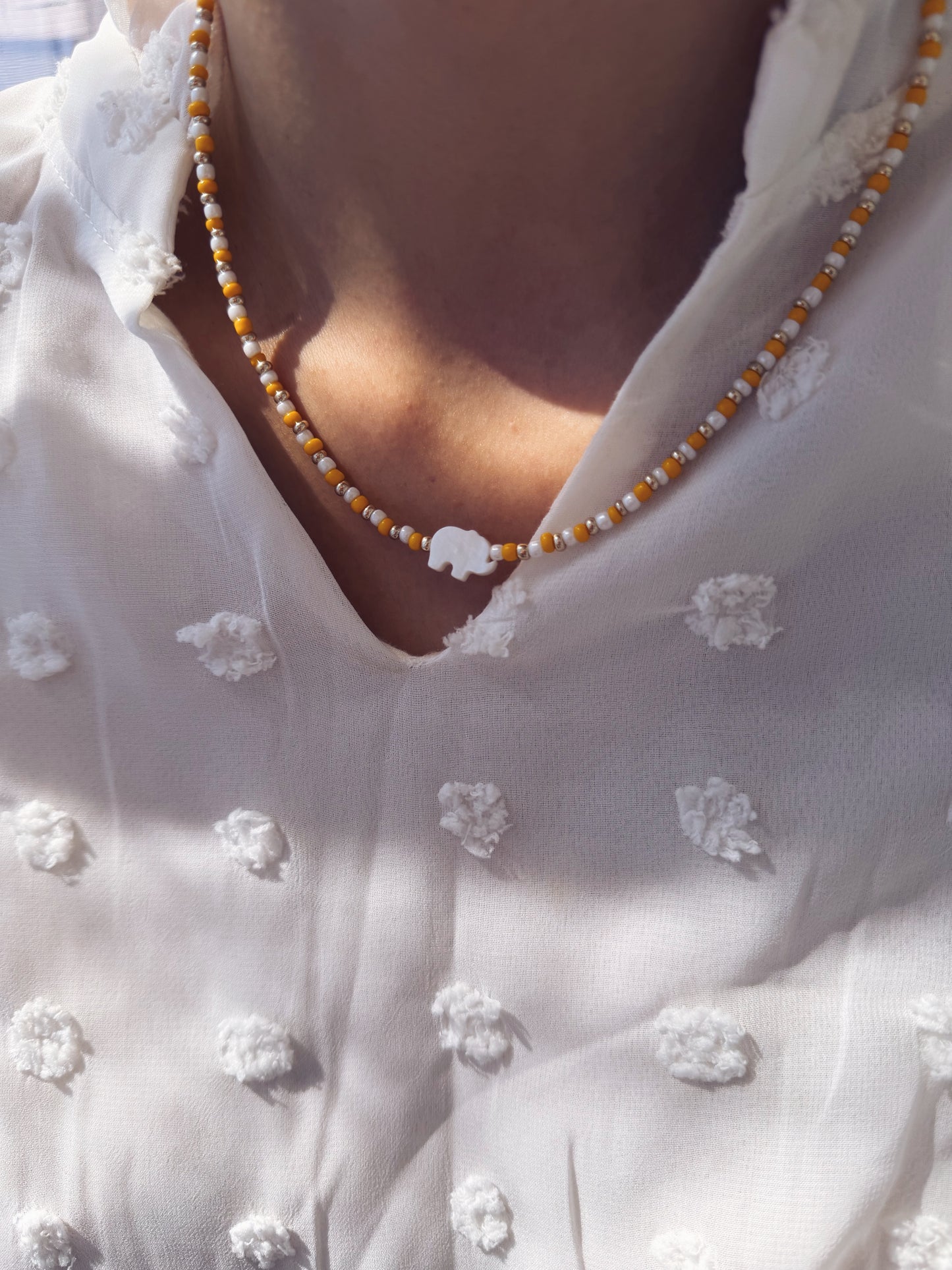 Collana con perline in vetro ed elefantino in madreperla
