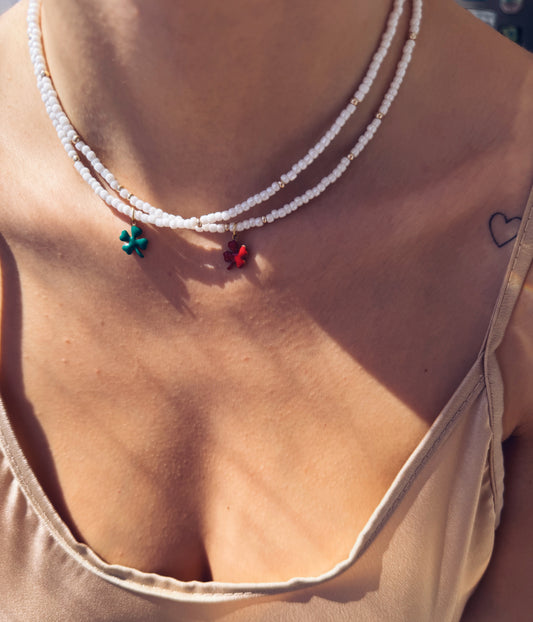 Collana con perline in vetro e quadrifoglio smaltato