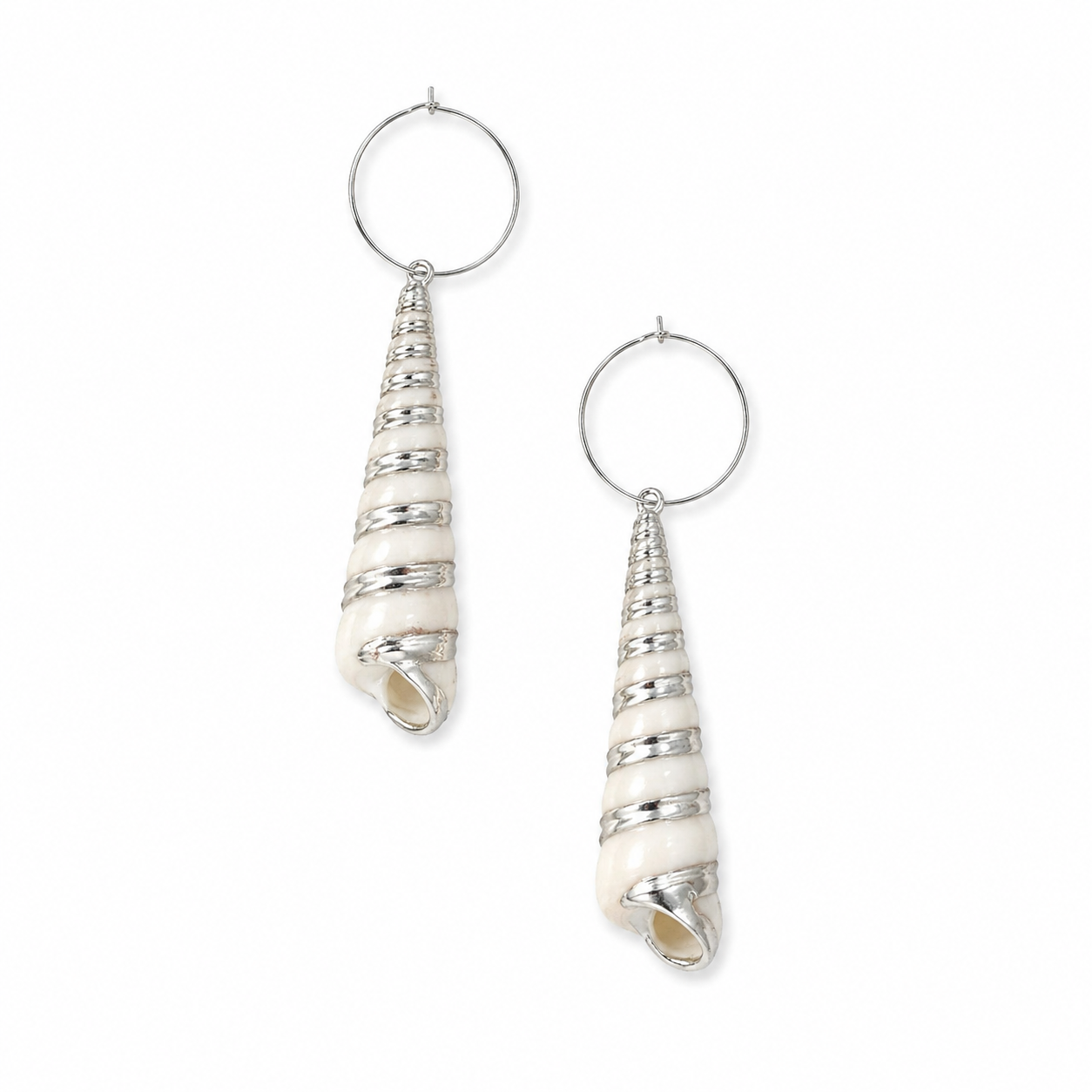 Orecchini cerchi e maxi conchiglie