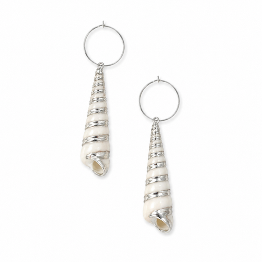 Orecchini cerchi e maxi conchiglie