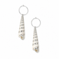 Orecchini cerchi e maxi conchiglie