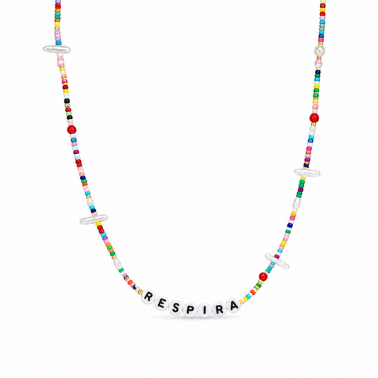 Collana con perline e letterine