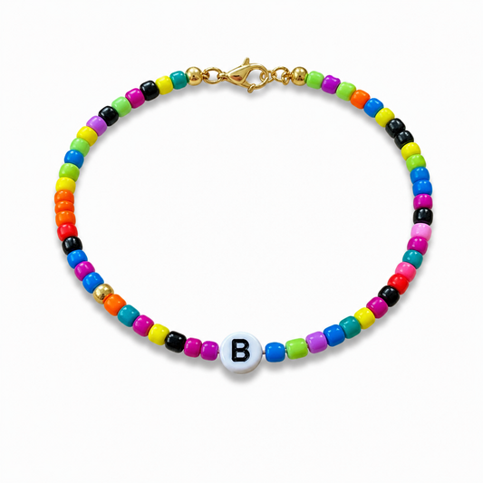 Bracciali con perline in vetro e iniziale