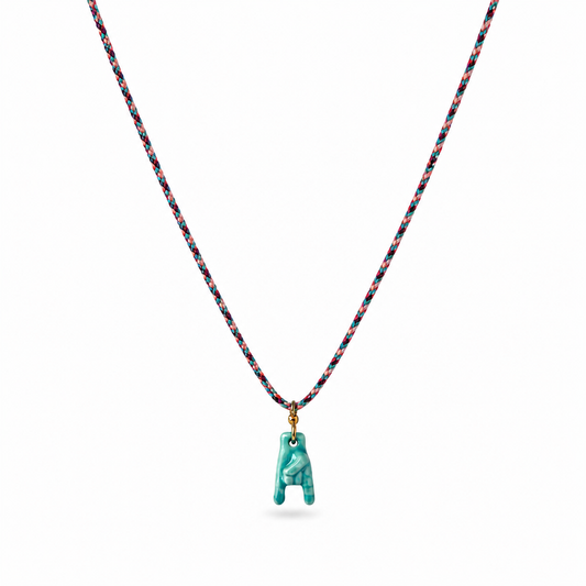 Collana con cordino e mano con le corna in ceramica