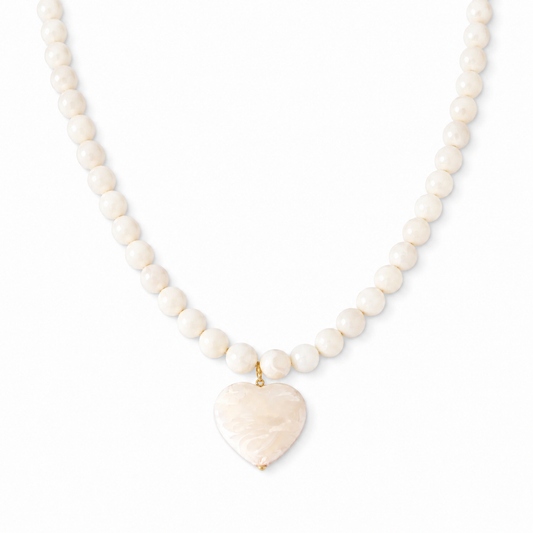 Collana con perline e cuore in resina