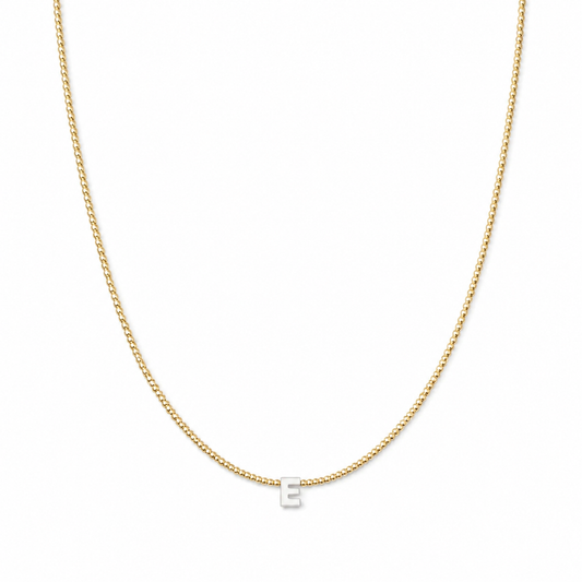 Collana con perline in vetro oro e lettera in madreperla