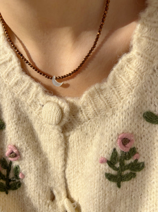 Collana in hematite bronzo e luna in madreperla