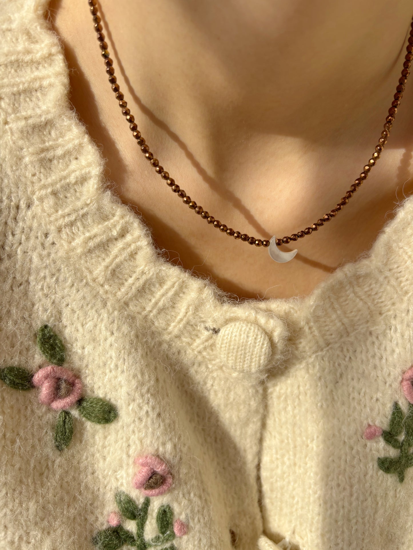 Collana in hematite bronzo e luna in madreperla