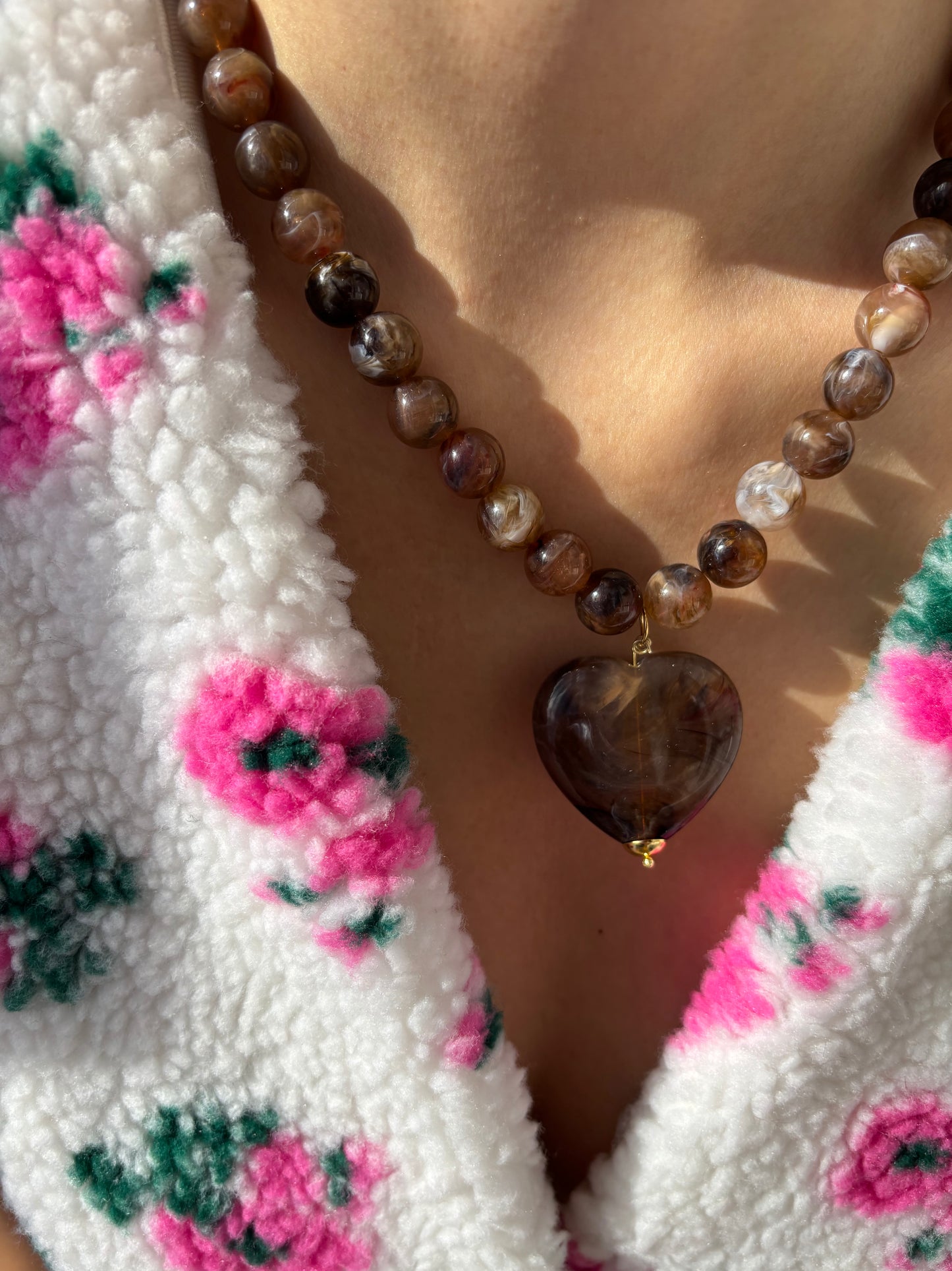 Collana con perline e cuore in resina