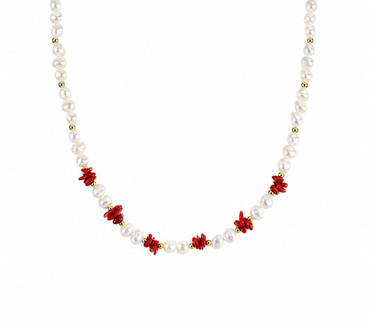 Collana con perle di fiume e chips di corallo rosso naturale