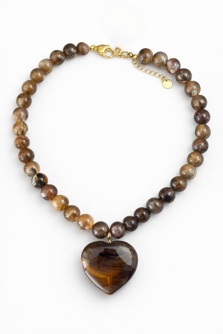 Collana con perline e cuore in resina
