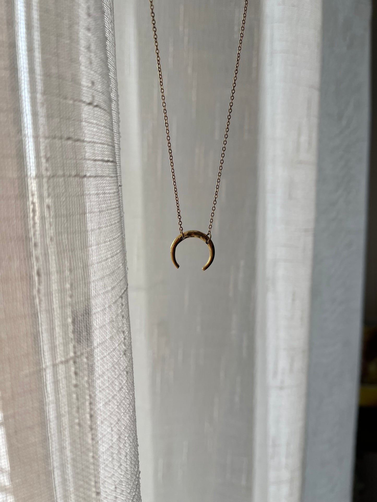 L'altra metà - Collana mezzaluna in acciaio dorato