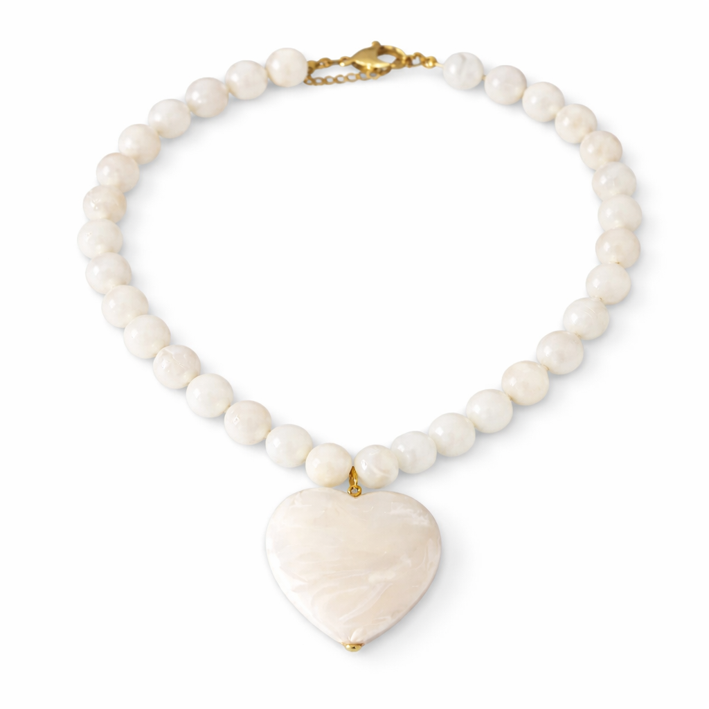 Collana con perline e cuore in resina