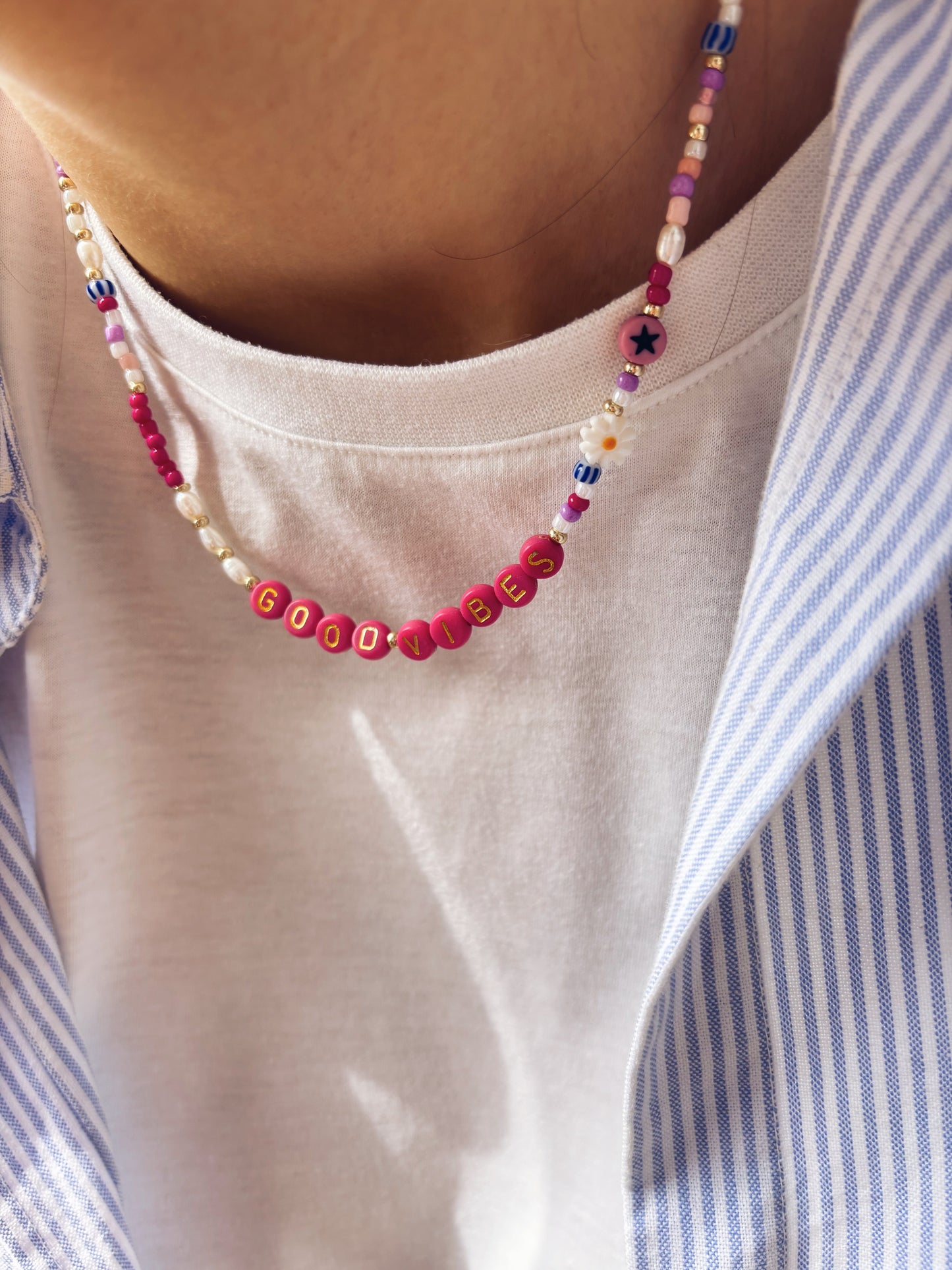 Collana con perline in vetro e letterine - magenta