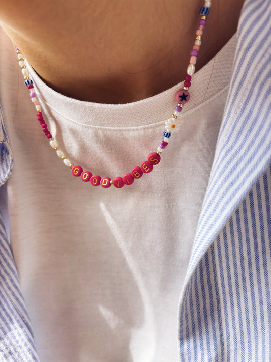 Collana con perline in vetro e letterine - magenta