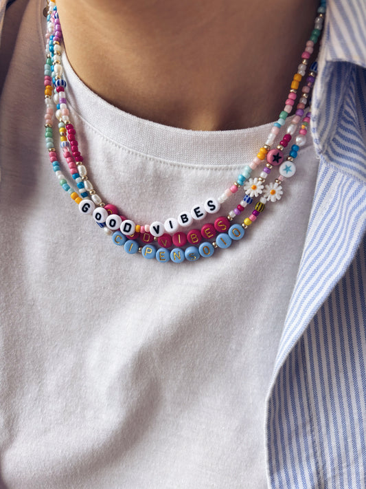 Collana con perline in vetro e letterine - celeste