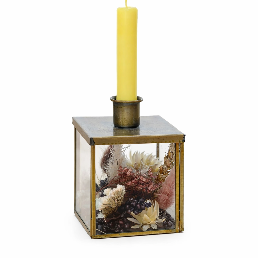 Portacandela in vetro con fiori secchi
