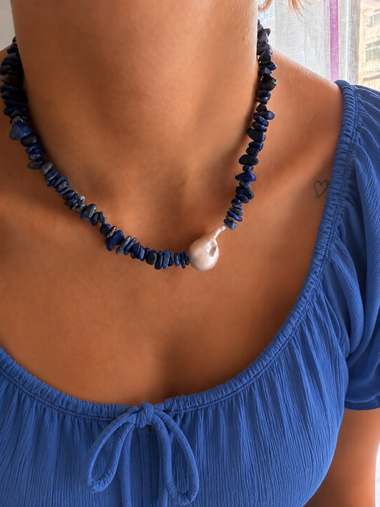 Collana con chips in lapis e perla barocca