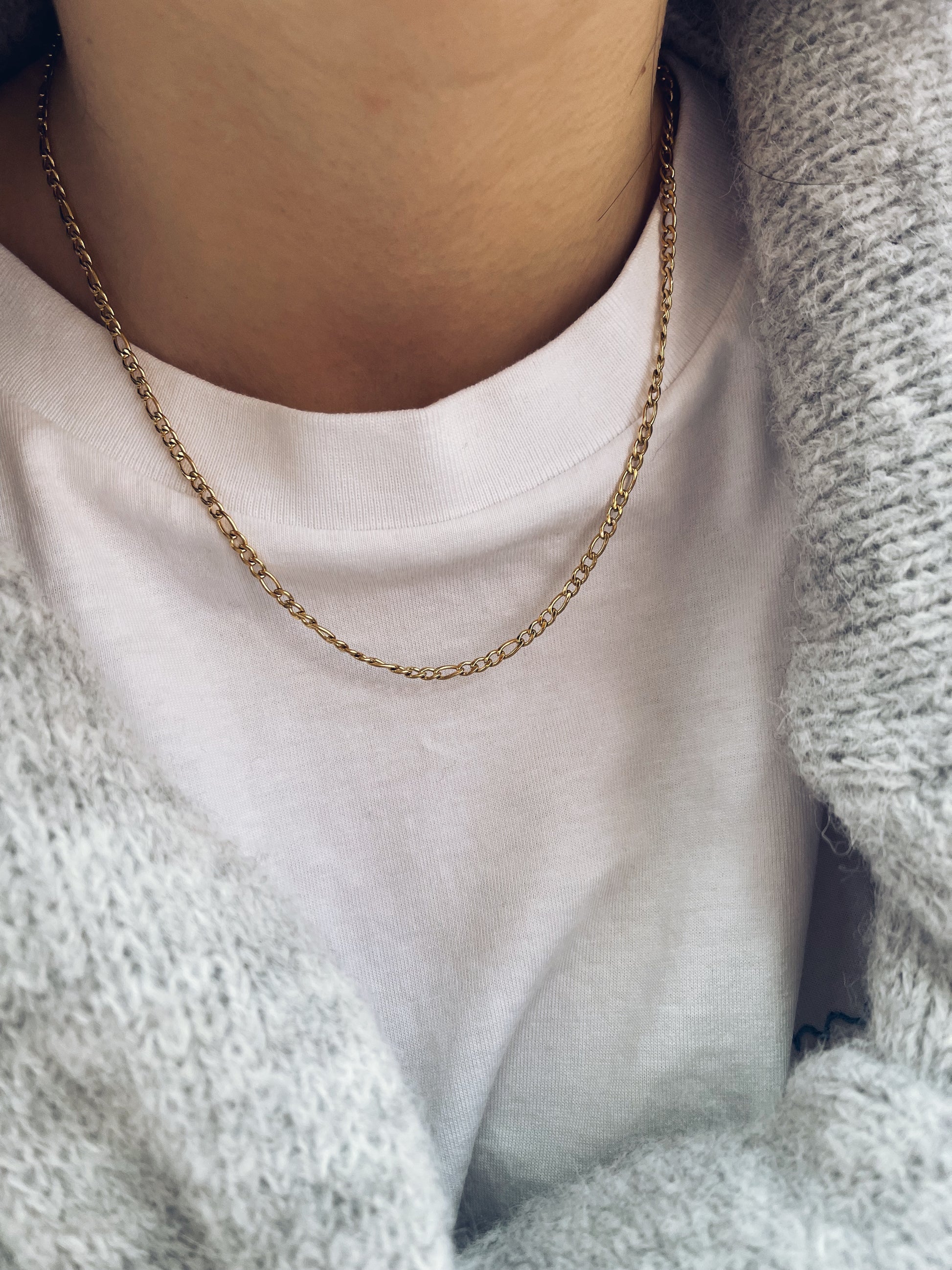 Collana con catena figaro in acciaio dorato - Dettagli di Moda