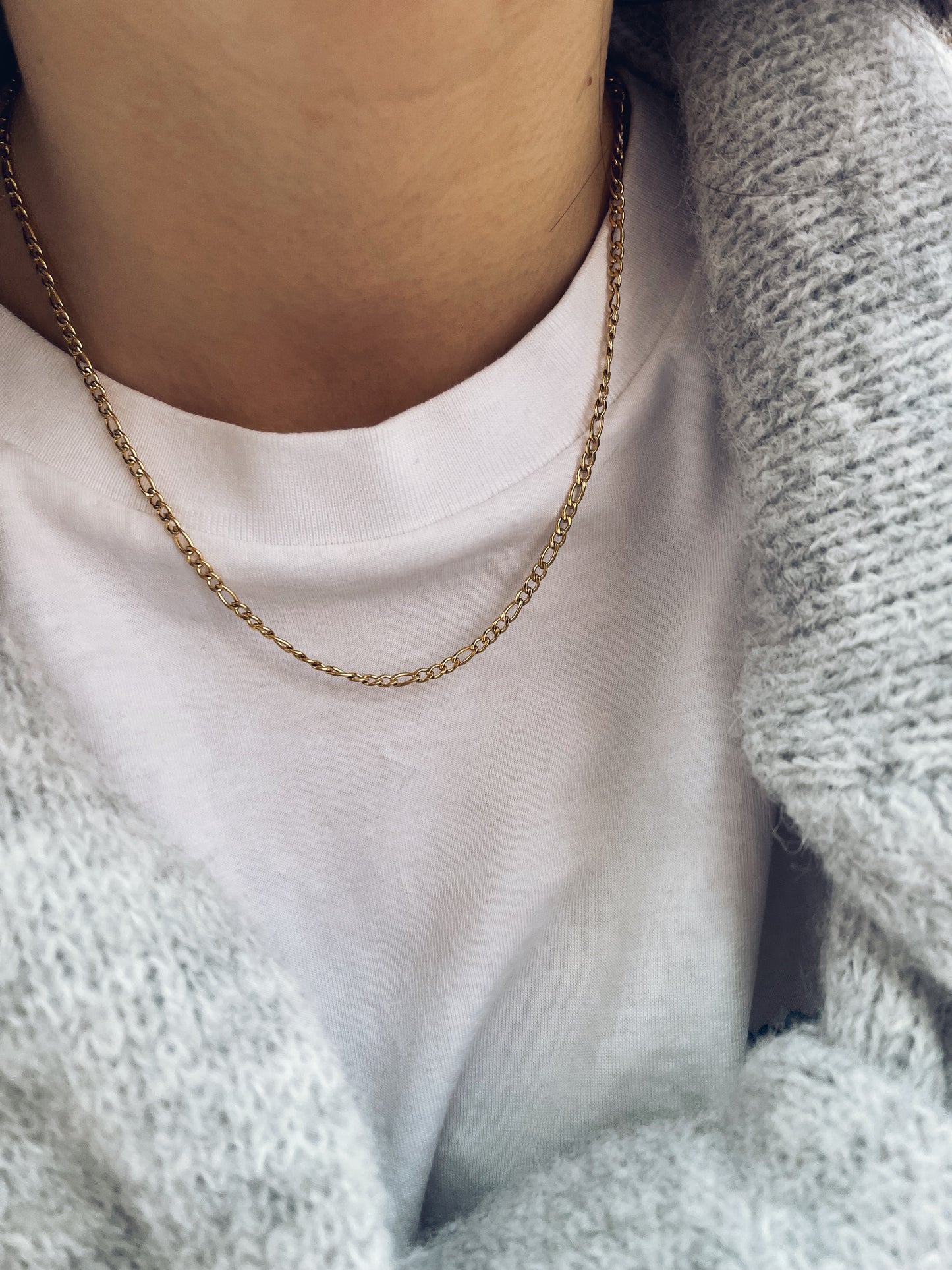 Collana con catena figaro in acciaio dorato - Dettagli di Moda