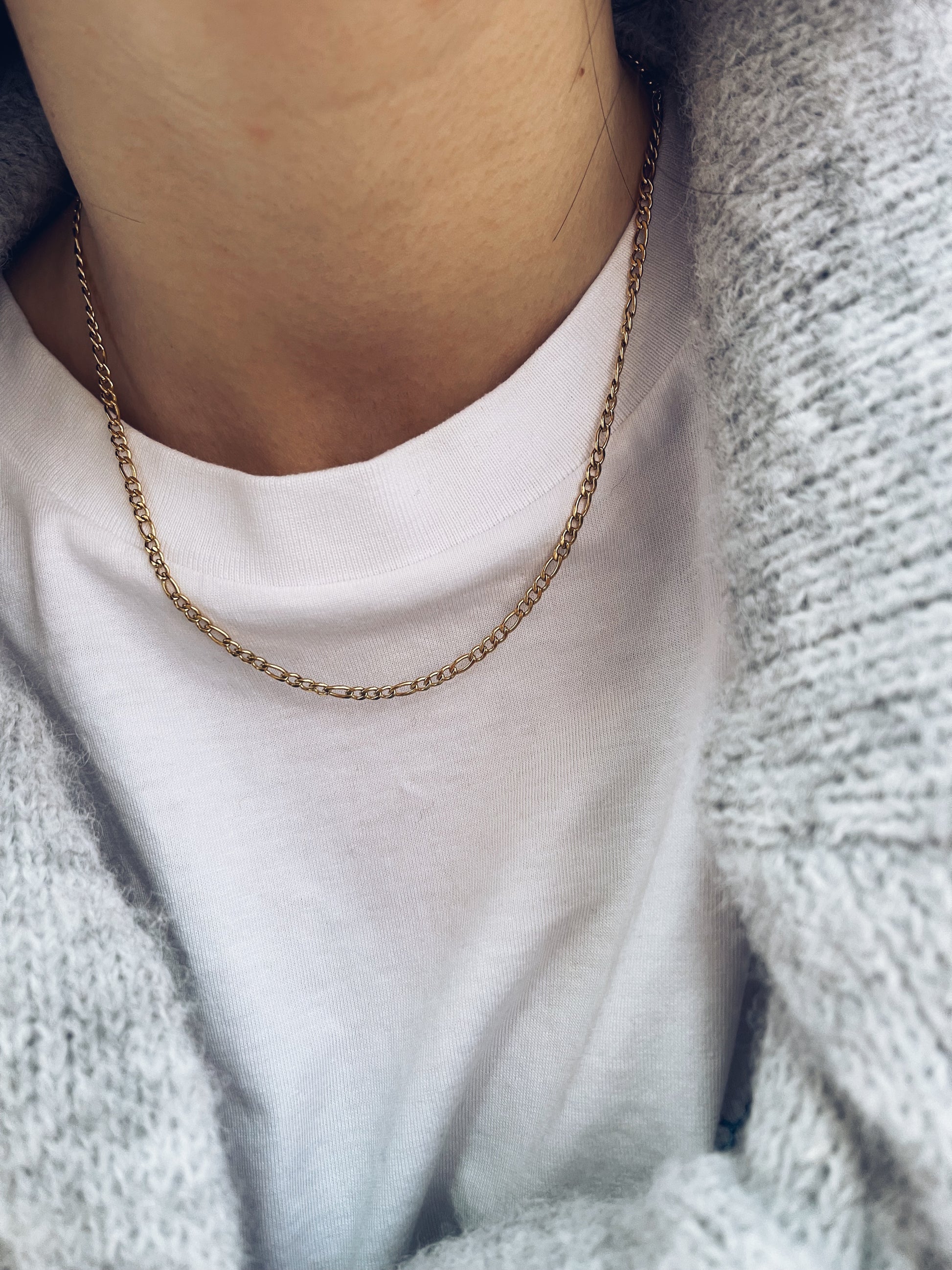 Collana con catena figaro in acciaio dorato - Dettagli di Moda
