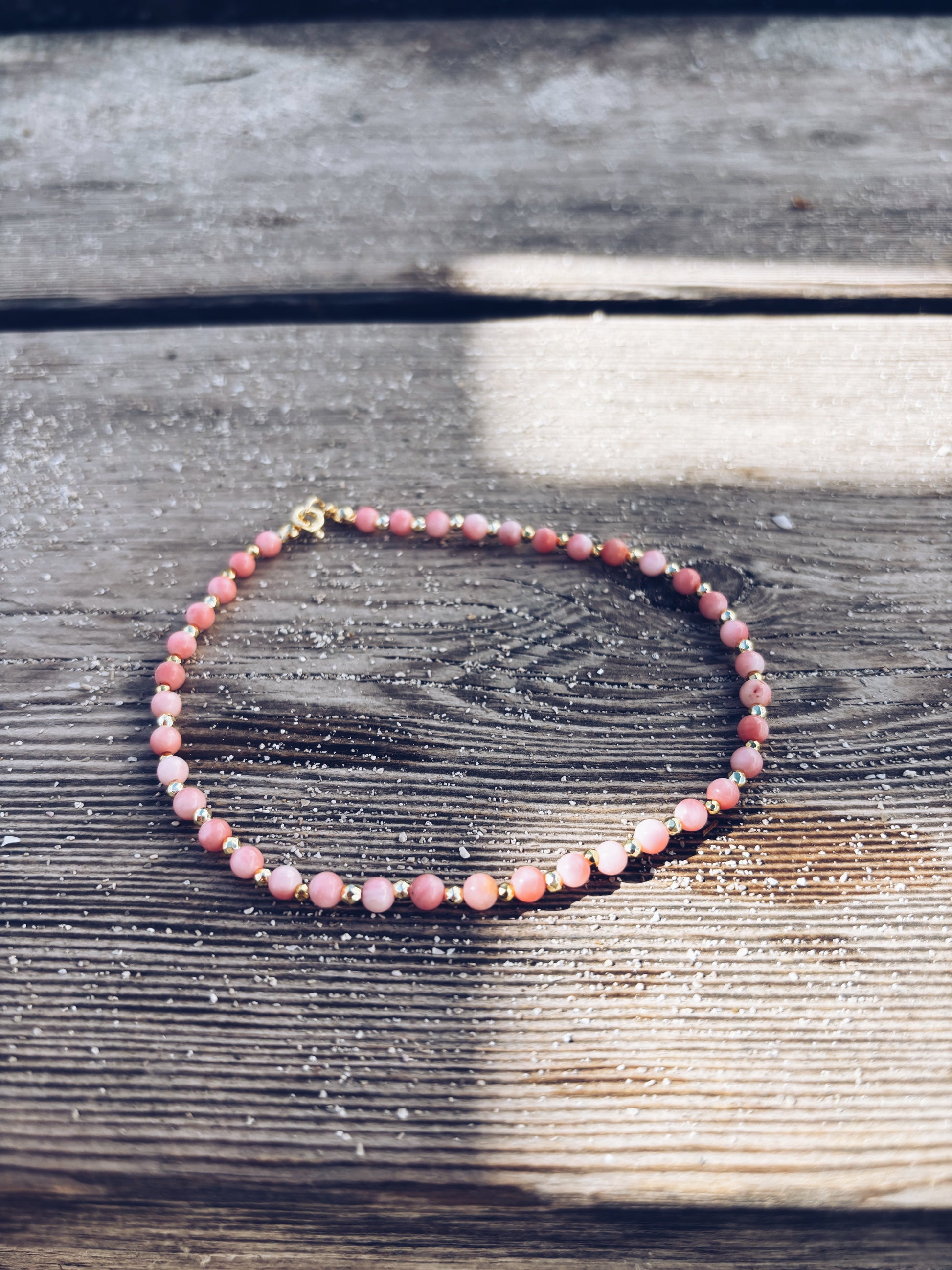 Cavigliera in pasta di corallo rosa e hematite - Dettagli di Moda