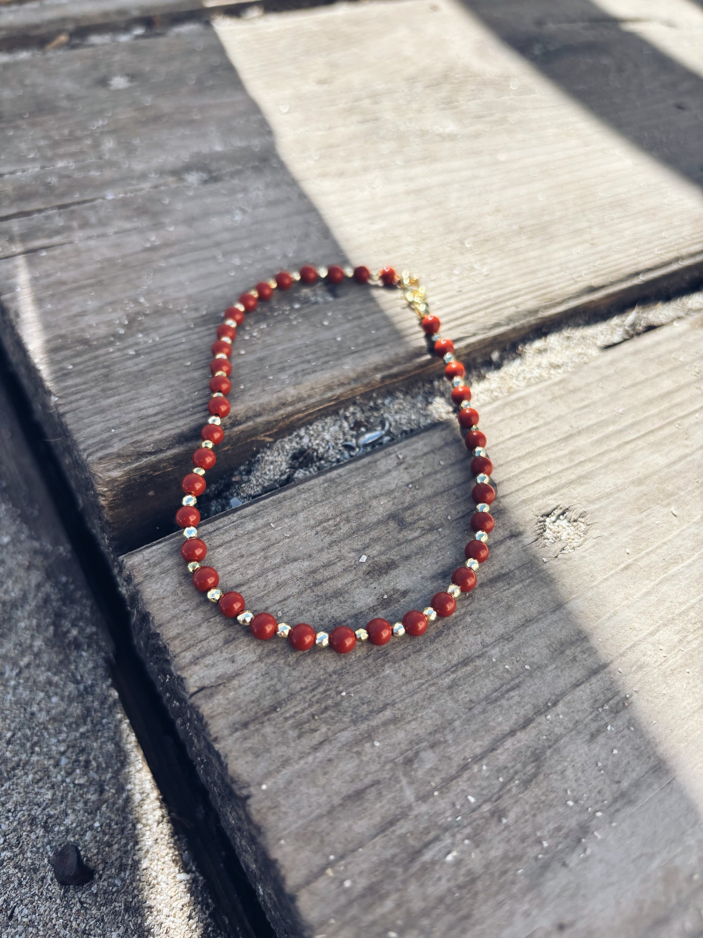 Cavigliera in pasta di corallo rosso e hematite oro - Dettagli di Moda