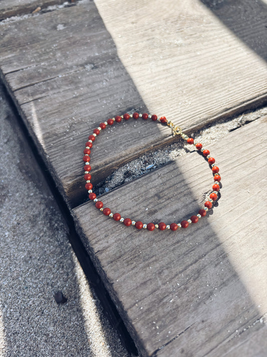 Cavigliera in pasta di corallo rosso e hematite oro - Dettagli di Moda