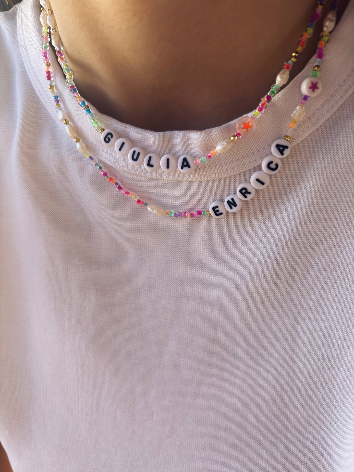 Collana con perline fluo e letterine da personalizzare