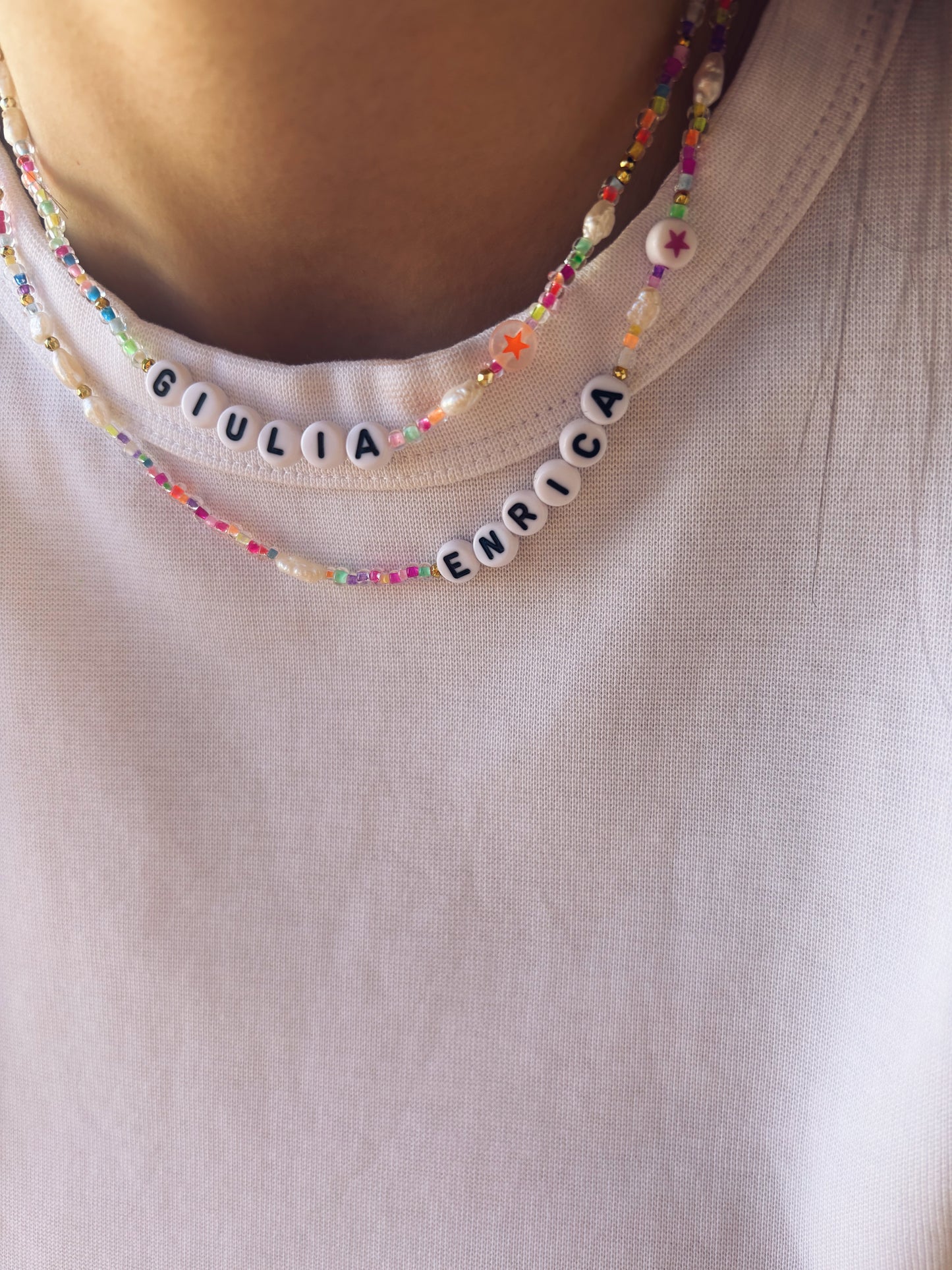 Collana con perline fluo e letterine da personalizzare