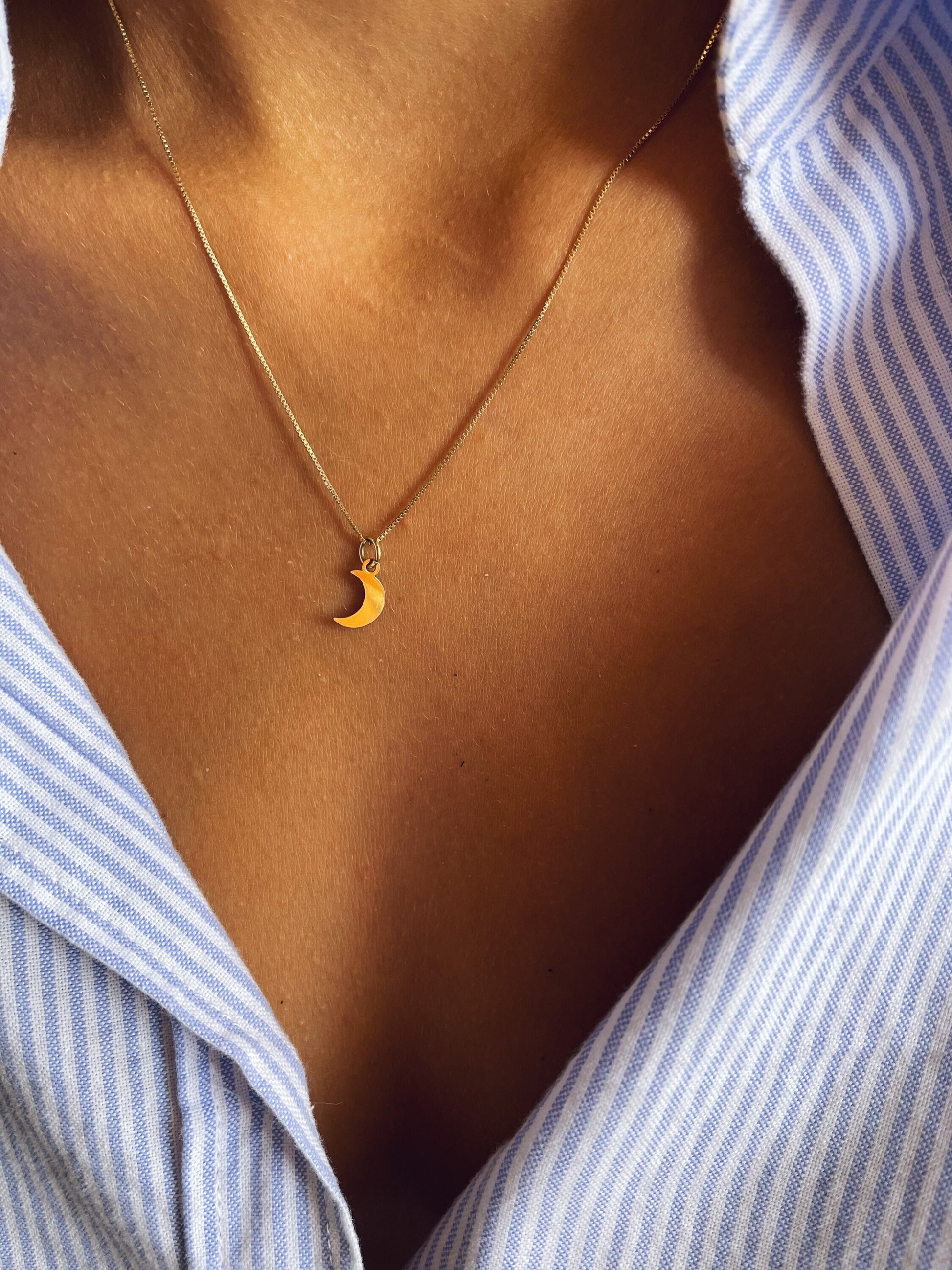 Ciondolo Rotondo con Pietra di Luna in Argento Sterling 925 Ciondolo Rotondo con Pietra di Luna in Argento Sterling 925