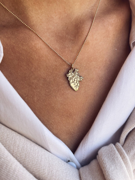 Rifiorisci - Collana cuore umano con fiori - Dettagli di Moda
