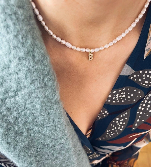 Collana con perle di fiume e iniziale